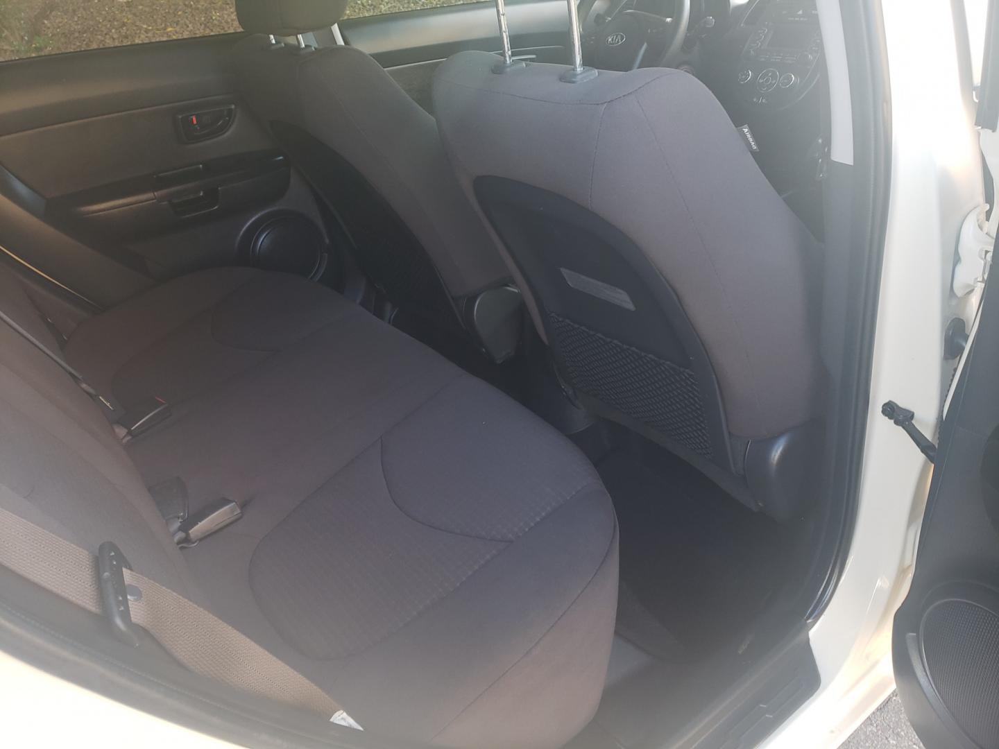 2013 WHITE /black Kia Soul base (KNDJT2A51D7) with an 1.6l i4 engine, 4-Speed Automatic transmission, located at 323 E Dunlap Ave., Phoenix, AZ, 85020, (602) 331-9000, 33.567677, -112.069000 - 2013 Kia Soul,.......EXCELLENT condition, A Real Must See!!.... Ice cold A/C, No accidents, Power everything, Stereo/cd player, Phone sync, Bluetooth, Satellite compatible, Clean black interior with black cloth seats in near perfect condition, power windows, power door locks, clean Arizona title, Ru - Photo#15